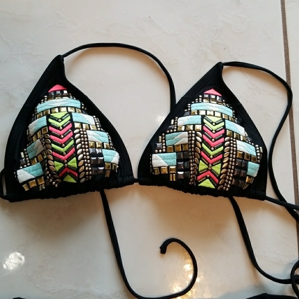 Bikini - Picture 2 of 6